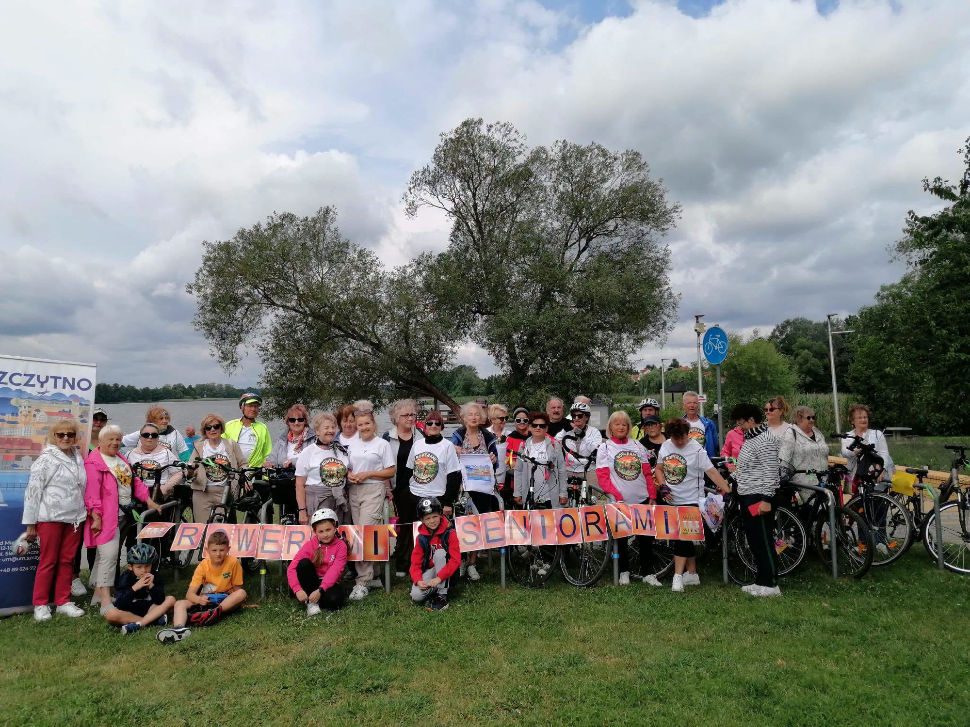 grupa obób napis rowerami z seniorami