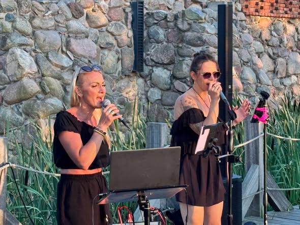 Koncert-dwie kobiety śpiewające