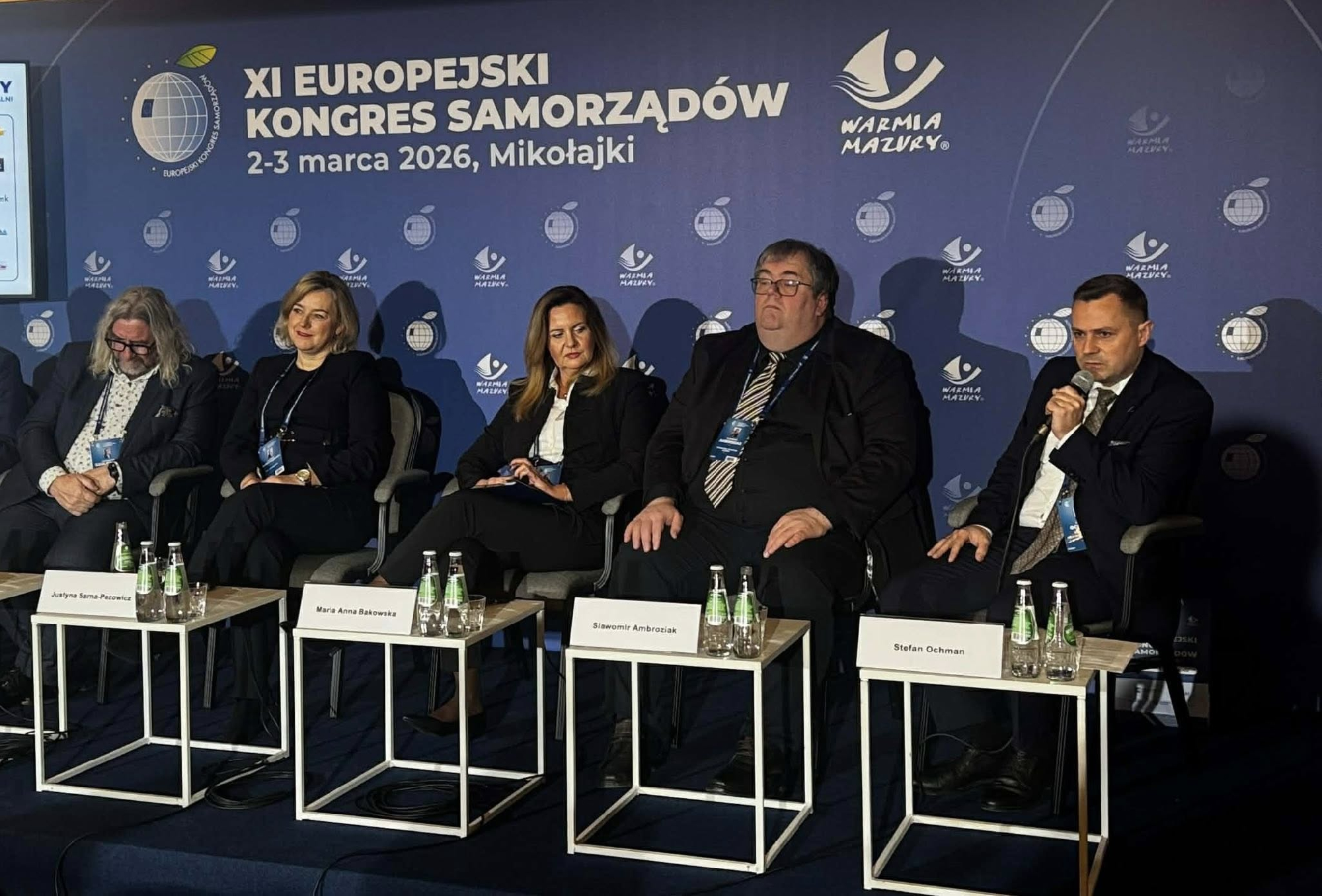 kongres osoby siedzące przy stolikach