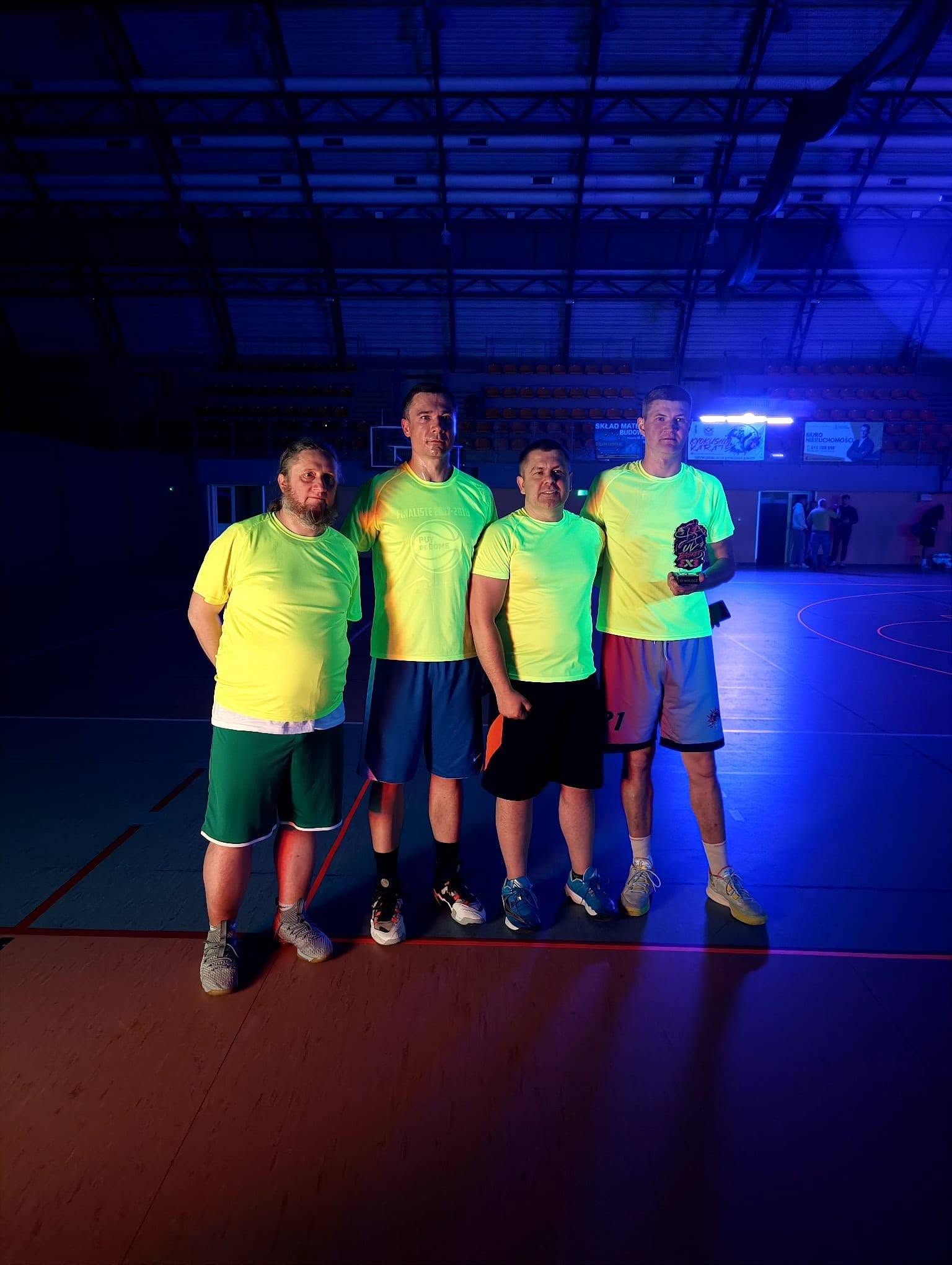 zawodnicy w fluorescencyjnych strojach